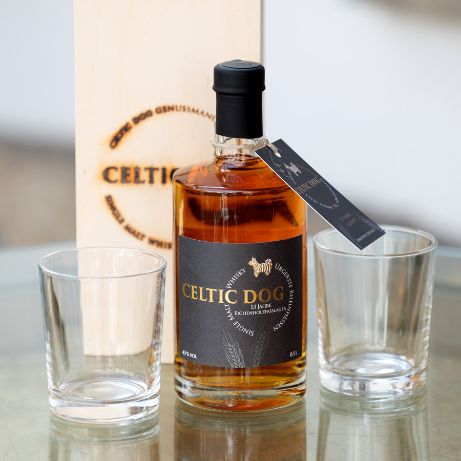 celtic-dog-mit-holzkasten-900-web