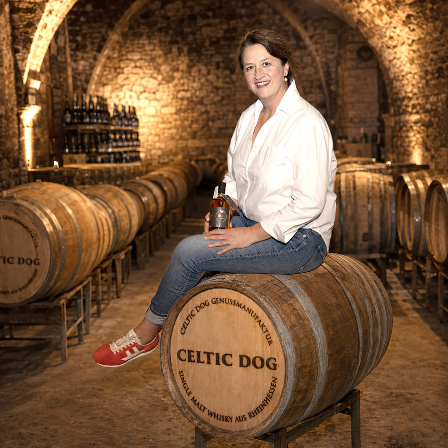 celtic-dog-waltraud-auf-fass-im-keller-900-web